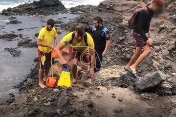 Rescatados cuatro jóvenes en apuros en la Cueva de la Reina Mora, en la costa de La Garita (Foto TA)